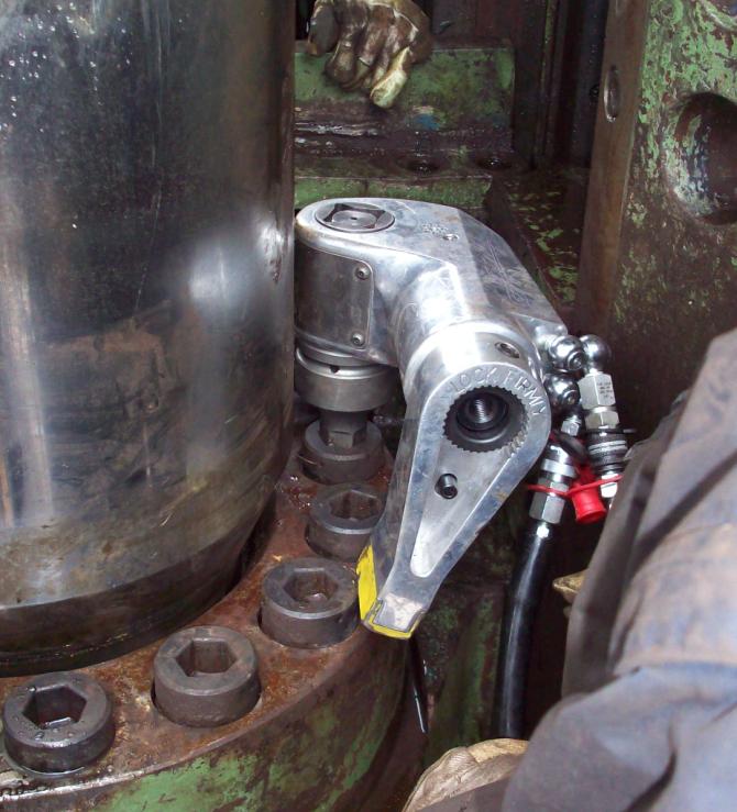 Hydraulikschrauber TU-11 an Metso Lindemann Schrottschere