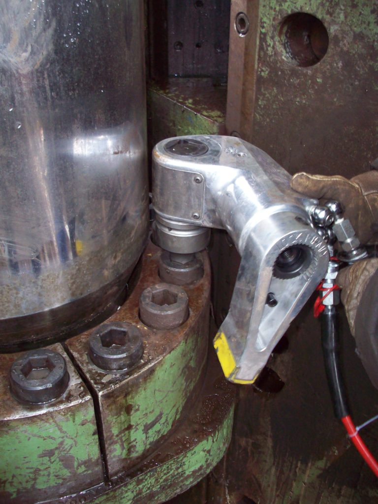 TorcUP_TU11_Schrottpresse_Inbusschrauben_Engstelle_2