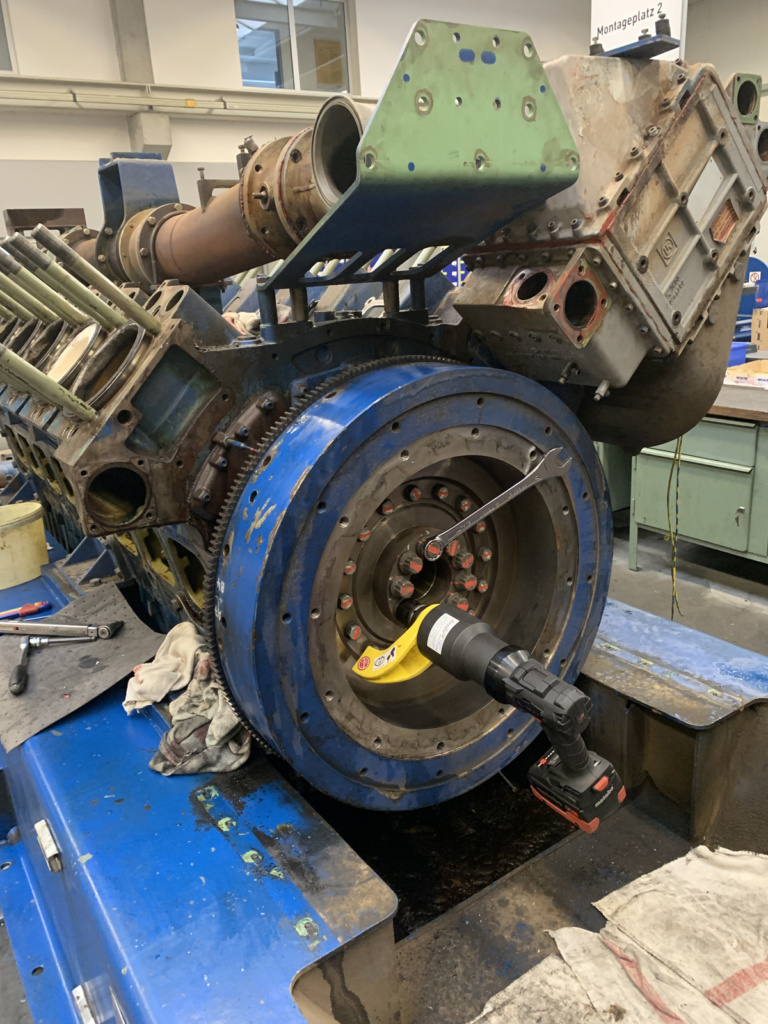 Akku-Drehmomentschrauber Serie VOLTA an Caterpillar Motor